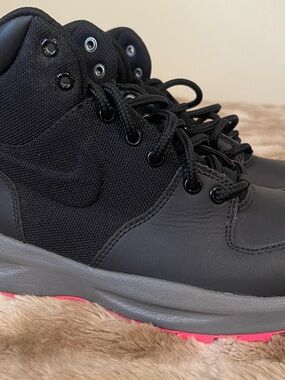 Nike White and Black Woven Size Tag